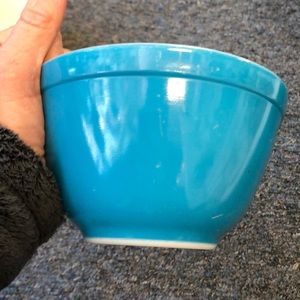 Pyrex 1 1/2 pt  blue Bowl